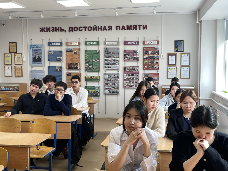 Профессиональный диалог: встреча с будущими управленцами и юристами в школе №21