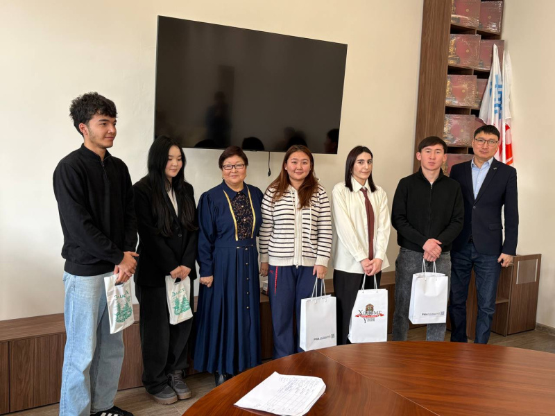 А.С.Пушкин на францзуском, С.Айни на таджикском, Д.Кугультинов на калмыцком…стихи на языках народов мира