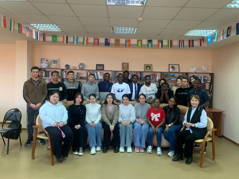 Слушатели ФДПОИГ продекламировали стихи на разных языках в разговорном клубе