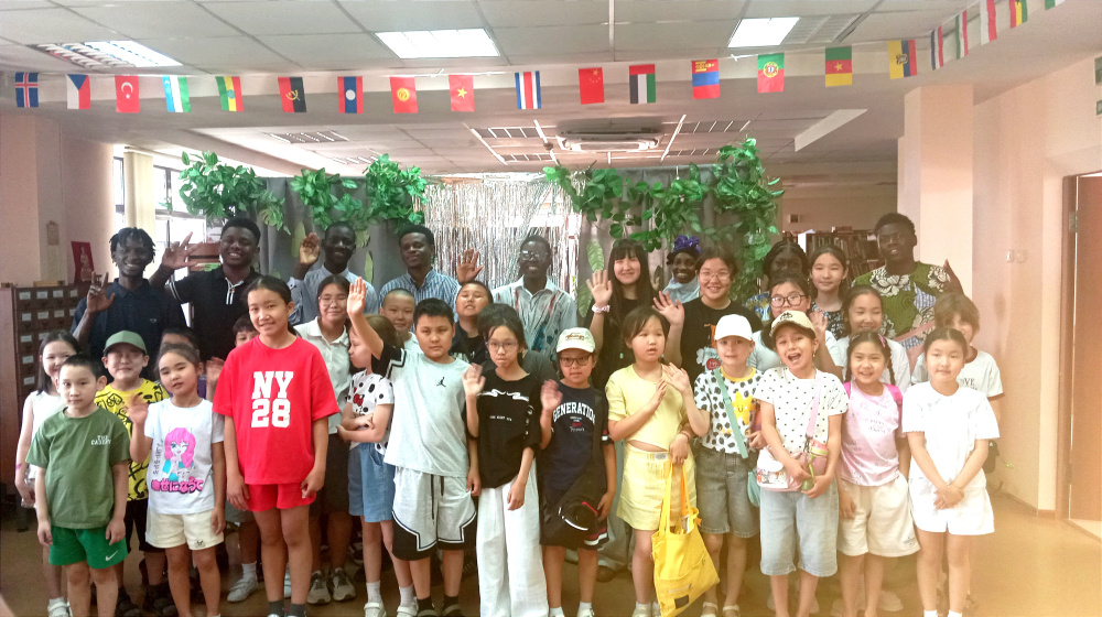 Слушатели ФДПОИГ познакомили школьников Элисты с Африканским континентом