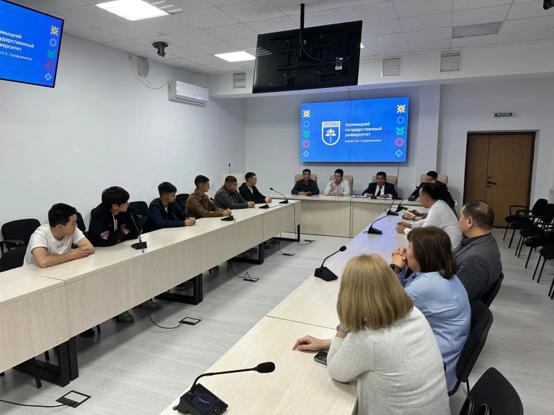 Ректор Бадма Салаев встретился с хоккейной командой университета